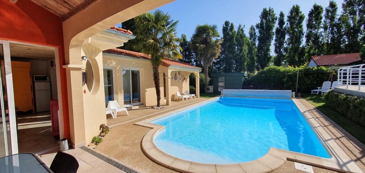 Gite Calme: Tranquil Stay with Pool and High-Speed Wi-Fi Le May-sur-Evre Exterior photo