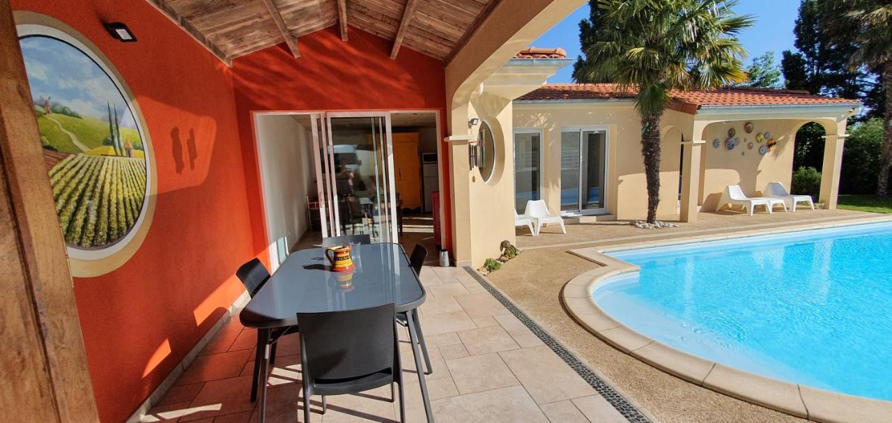 Gite Calme: Tranquil Stay with Pool and High-Speed Wi-Fi Le May-sur-Evre Exterior photo