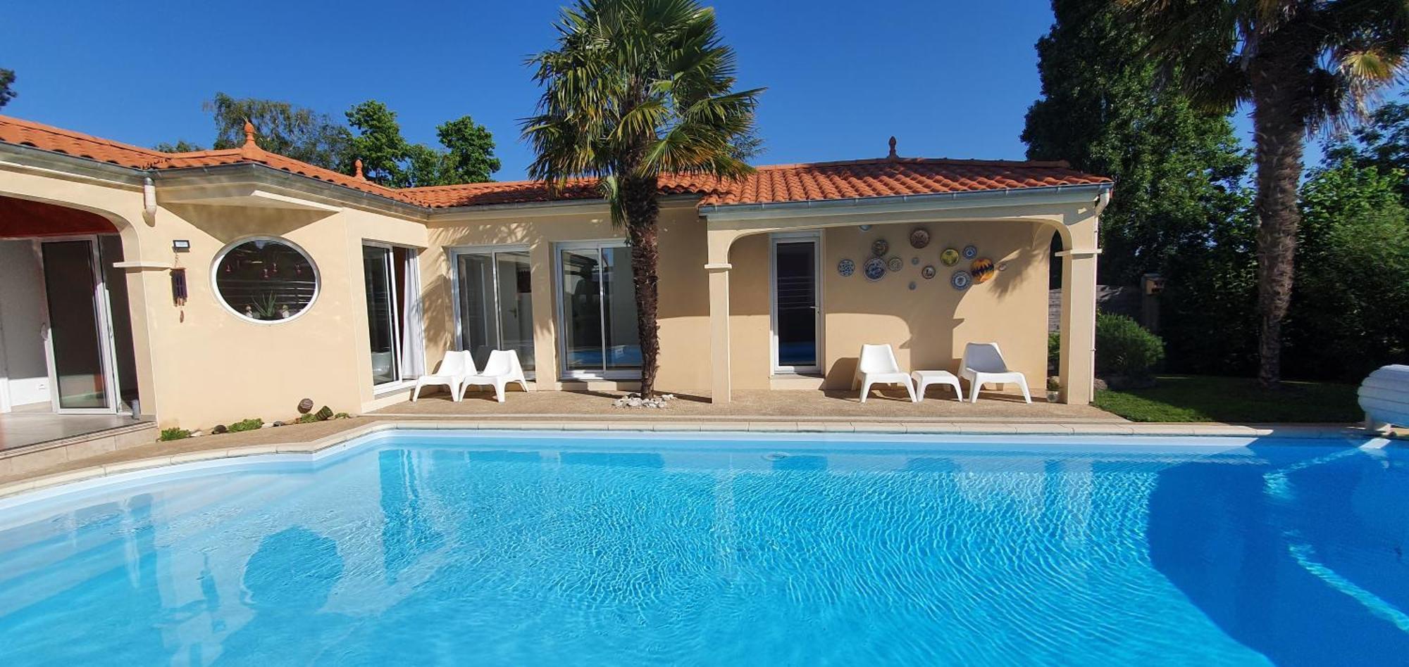 Gite Calme: Tranquil Stay with Pool and High-Speed Wi-Fi Le May-sur-Evre Exterior photo